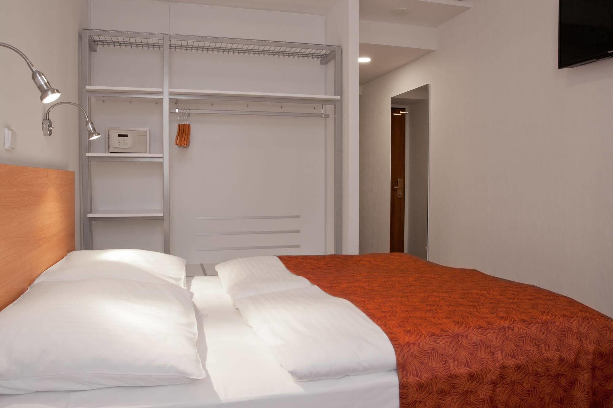Hotel Ambiance Praga Exterior foto